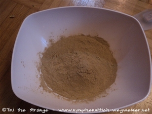 Heilerde in die Schüssel geben