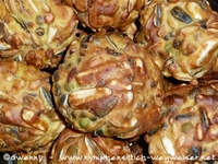 Knoblauchkugeln mit rotem Palmöl