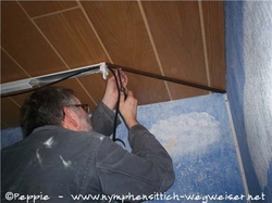 Meister Ulrich beim Verlegen der Kabel