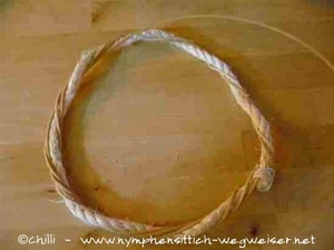 Peddigrohr um den Sisalring wickeln