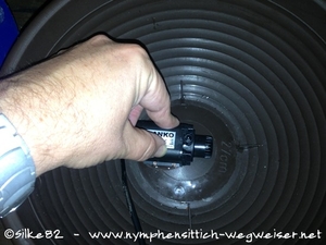 Pumpe in die Schale kleben  