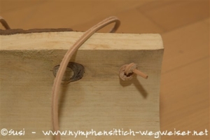 Lederband einfädeln und verknoten