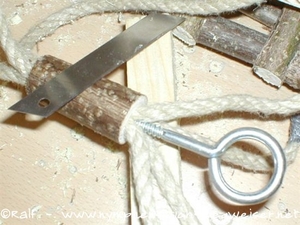 Loch in den Ast bohren