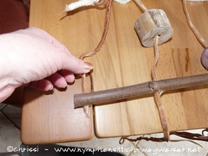 Holzklötzchen auffädeln