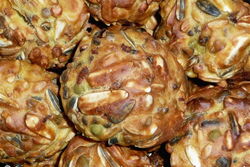 Knoblauchkugeln mit rotem Palmöl