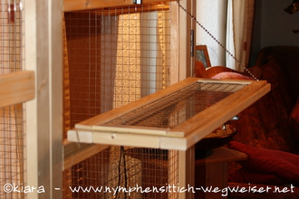 Ausflugklappe an einer Holzvoliere