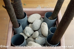 Rohre anordnen und Kiesel einfüllen