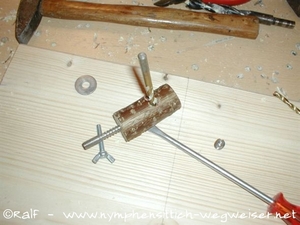 Löcher in den Ast bohren