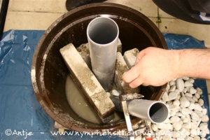 Wasser, Marmorkiesel und Beton dazu füllen