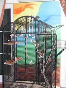 bemalte Rückwand mit Voliere