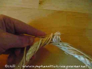 Das Ende und den Anfang unter das schon Gewickelte schieben