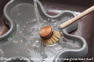 Badeschale mit der Spülbürste reinigen