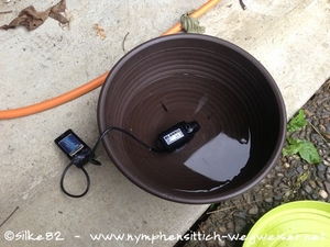 Batterie einsetzen und Wasser einfüllen  