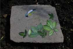 Sunday-Stein im Garten der Vogelpension
