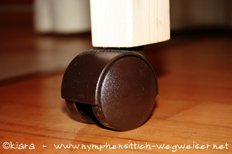 Rollen an einer Holzvoliere