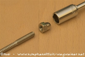 Hutmutter auf die Schraube drehen und Schraubendreher ansetzen