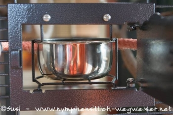 Napf in der Halterung bei geöffnetem Törchen