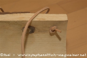 Lederband einfädeln und verknoten