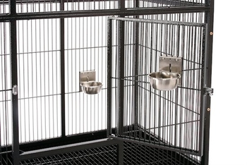 Kleine Türen an den ersten Modellen der Zimmervoliere L