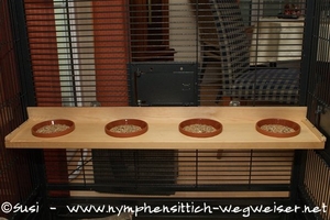 Futterbar mit gefüllten Näpfen