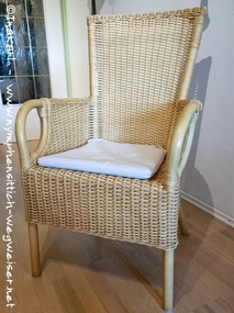 Die Lehne des Stuhls dient als Trainingsplatz