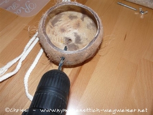 Löcher in die Kokosnuss bohren