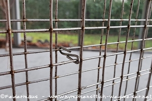 Abstandhalter sorgen dafür, dass der Abstand zwischen den zwei Gittern überall groß genug ist