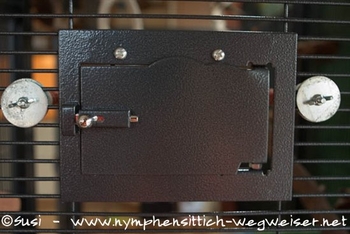 geschlossenes Törchen vor dem Napf